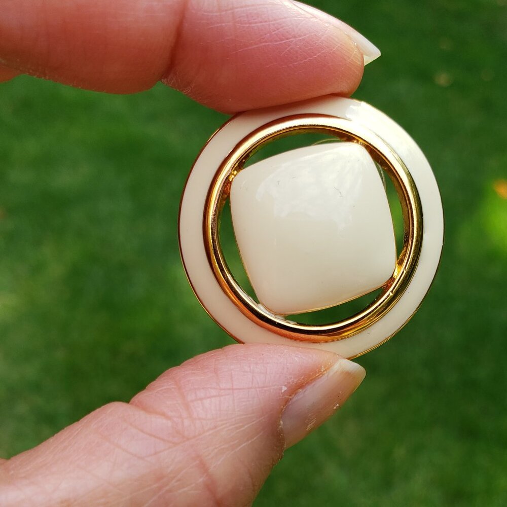 Monet Cream Colored Vintage Earrings in Gold Tones - Mid-Century Style - Picture 9 of 10